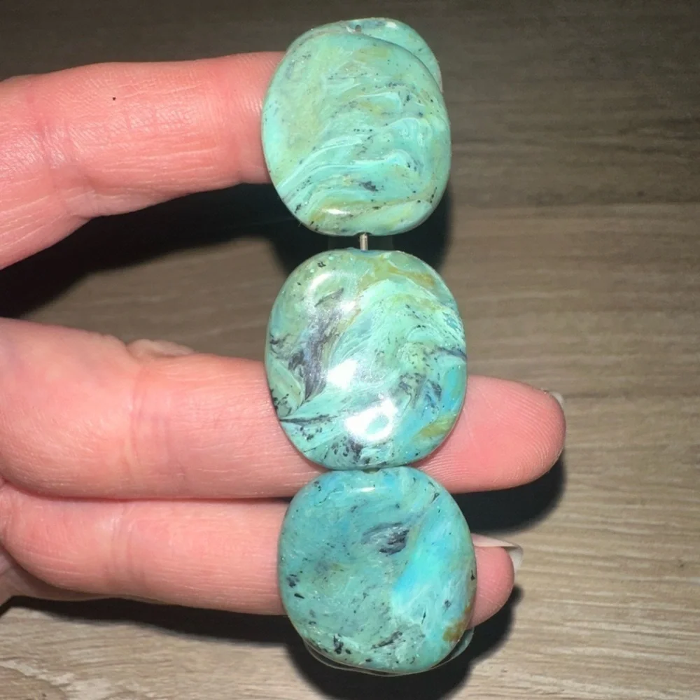 Plastic turquoise stone look elastic bracelet